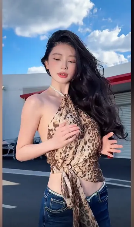 性感辣妹气质豹纹挂脖上衣女夏季2025新款高腰显瘦牛仔裤两件套装