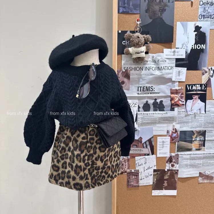 女童韩版套装秋冬2025新款女宝宝洋气钩花短款毛衣豹纹短裙两件套