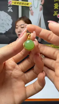 颈饰18K金镶嵌和田玉挂件