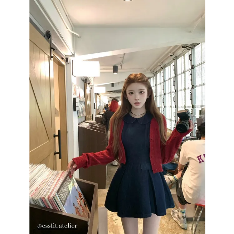 【单宁备忘录】韩系甜美少女2025秋季得潘领牛仔背心裙配酱果红开衫