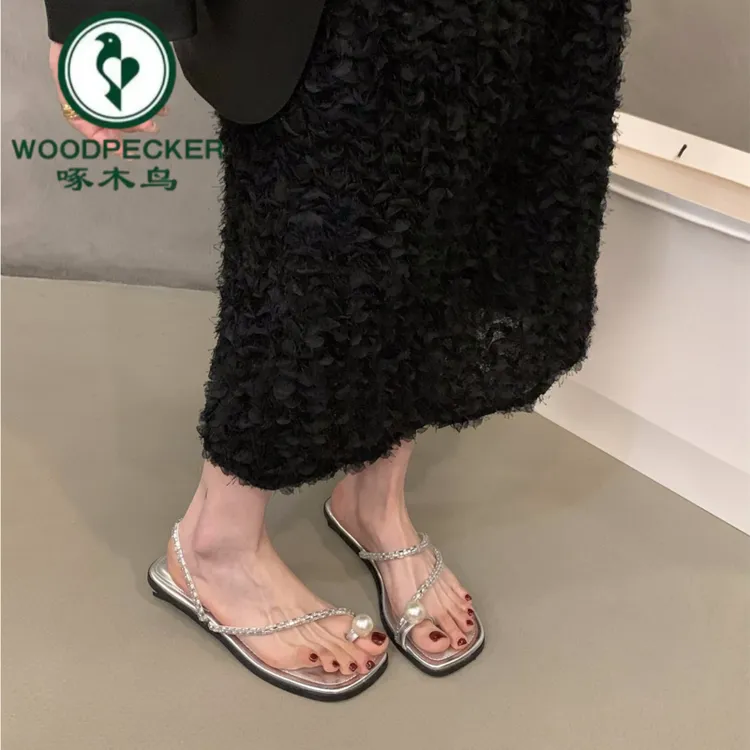 啄木鸟低跟水钻套趾法式小凉拖鞋女外穿2025新款夏季珍珠银色凉鞋
