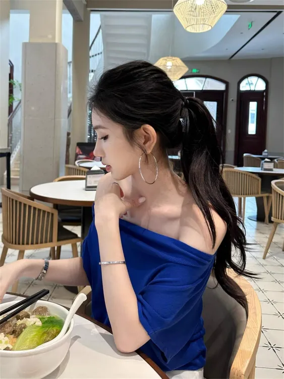 克莱因蓝斜肩一字肩短袖T恤女夏季超好看独特漂亮蝙蝠袖露肩上衣