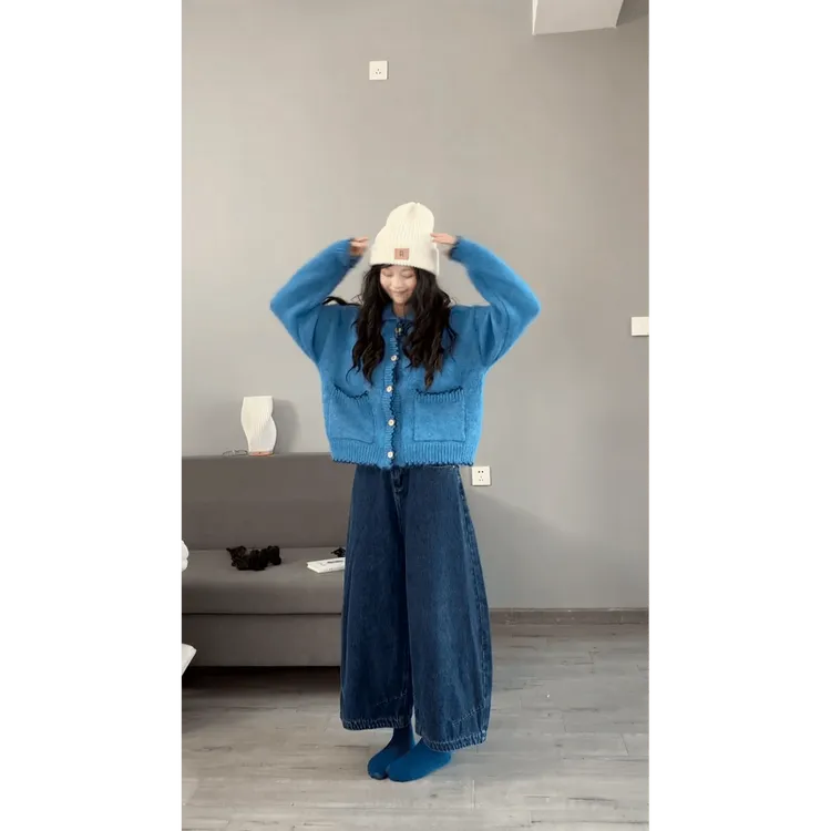 韩系穿搭蓝色宽松翻领毛衣慵懒高级感秋季上衣宽松高腰阔腿牛仔裤