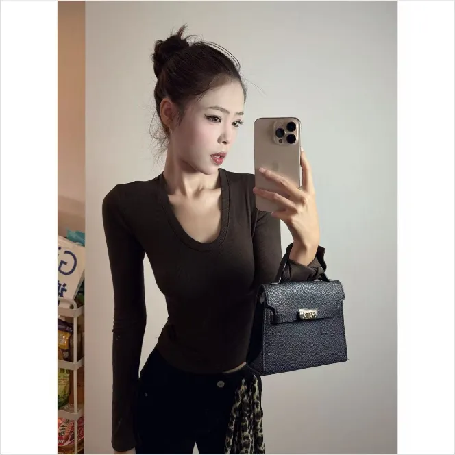 秋季新款U领设计感纯色打底修身显瘦纯欲氛围感薄款喇叭长袖9091