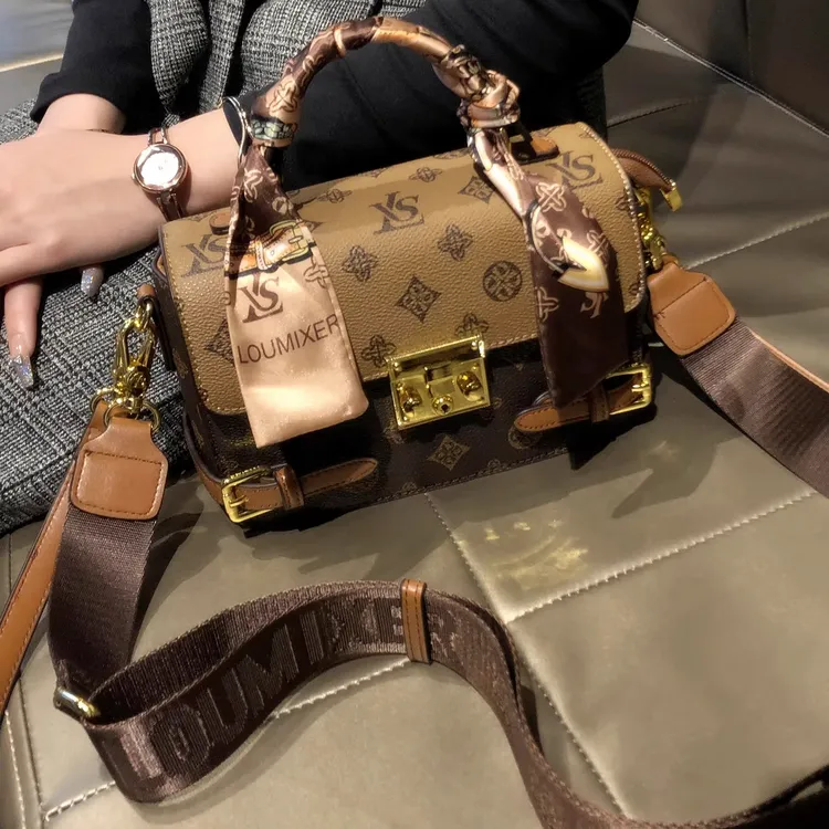 2025年香港品牌新款斜挎包冬季女士复古手提小包单肩小方包盒子包