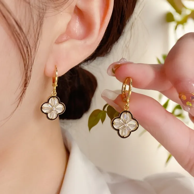 合金耳饰 秋冬新款轻奢精致甜美四叶花耳扣女个性小众设计感耳环