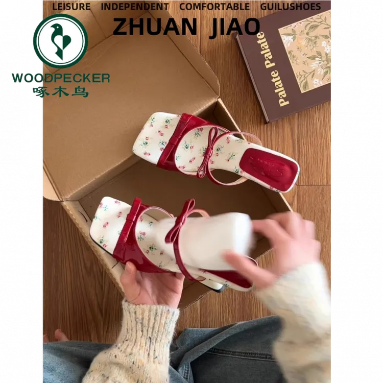 啄木鸟红色蝴蝶结坡跟凉鞋女2025年新款夏季外穿方头凉拖鞋高跟鞋