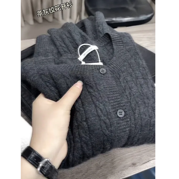 韩系高级感穿搭休闲上衣女2025秋冬新款爆款设计感减龄绞花针织衫