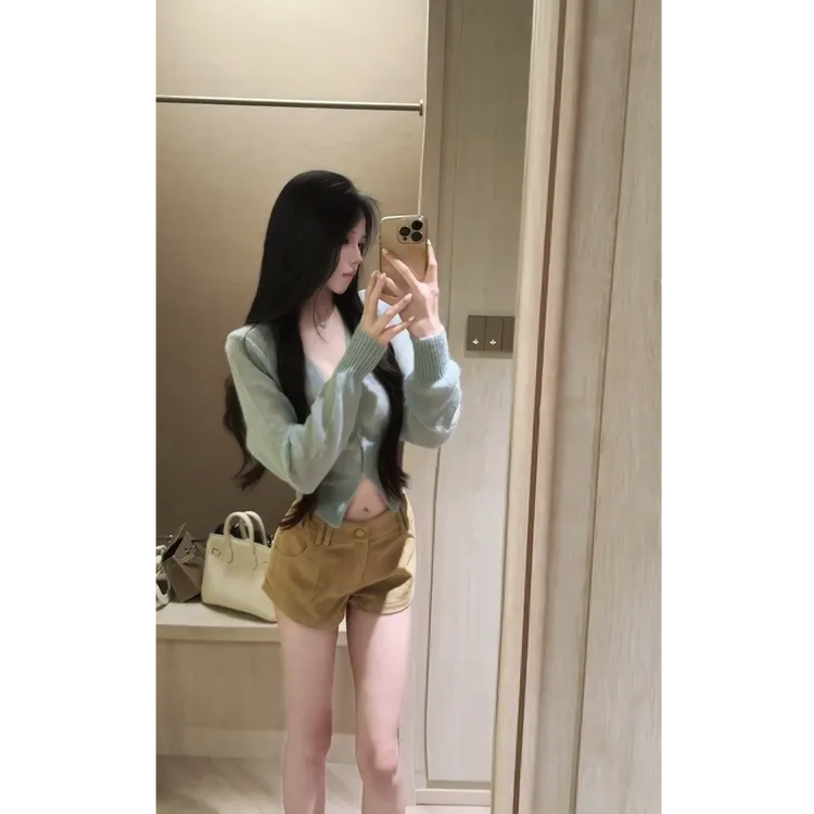 辣妹风V领长袖针织开衫套装女秋季高级感修身显瘦辣妹短裤两件套