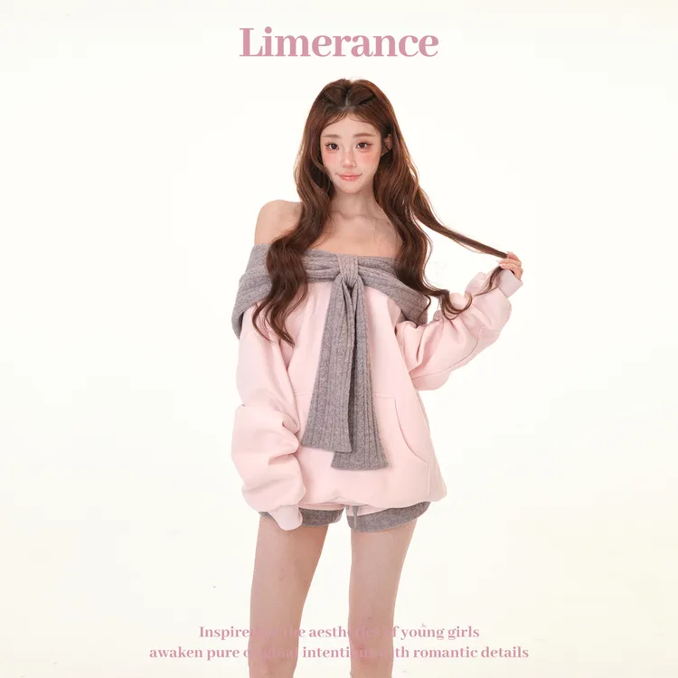 甜梨呆呆雾港甜章设计感撞色一字肩连帽宽松加绒卫衣短裤套装秋冬