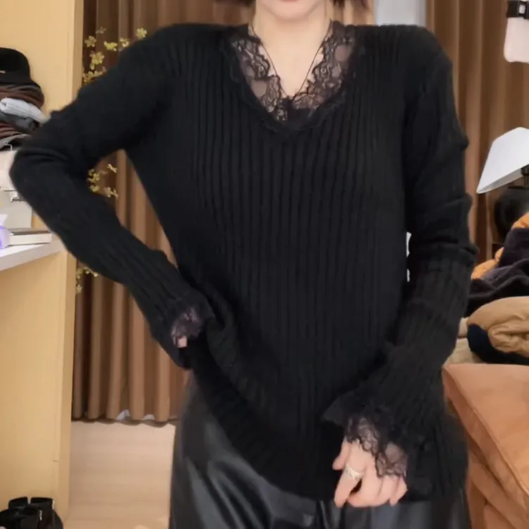 冬款极简百搭蕾丝拼接V领显瘦竖坑条针织衫上衣LK2508906