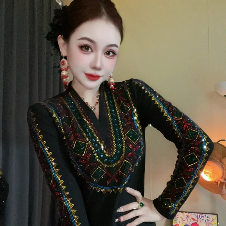 87炫彩民族风V打底衫女内搭秋冬新款时尚烫钻上衣修身显瘦Y