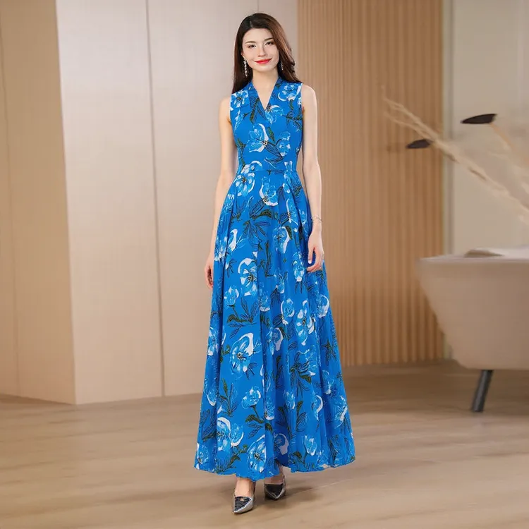 蓝色印花无袖挂脖连衣裙女夏季2025年新款长款大摆波西米亚长裙子