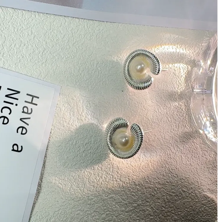 铜合金耳饰 秋季新款法式复古轻奢镂空珍珠小众白色耳环耳钉气质