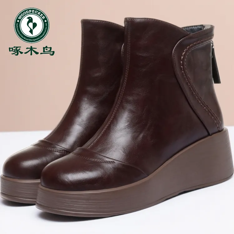 啄木鸟保暖冬季短靴加绒皮一体女鞋时尚坡跟厚底防滑妈妈棉鞋皮靴
