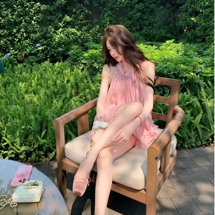 2025年夏季新款蕾丝挂脖无袖甜美气质上衣女配显瘦高腰半身裙套装