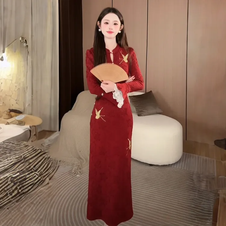 七七很芒秋显瘦新中式蝴蝶刺绣旗袍长袖婚礼服提花红色敬酒服长裙