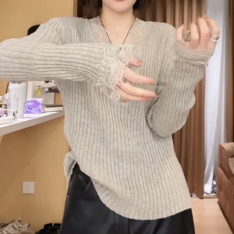 冬款极简百搭蕾丝拼接V领显瘦竖坑条针织衫上衣LK2508906