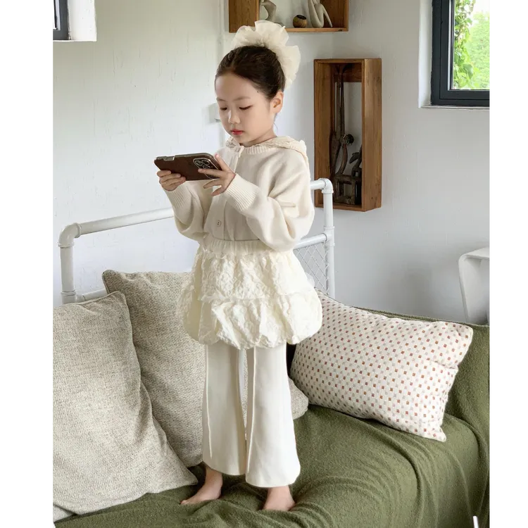 小思家女童2025秋季新款韩版洋气连帽针织衫花苞屁帘微喇裤套装