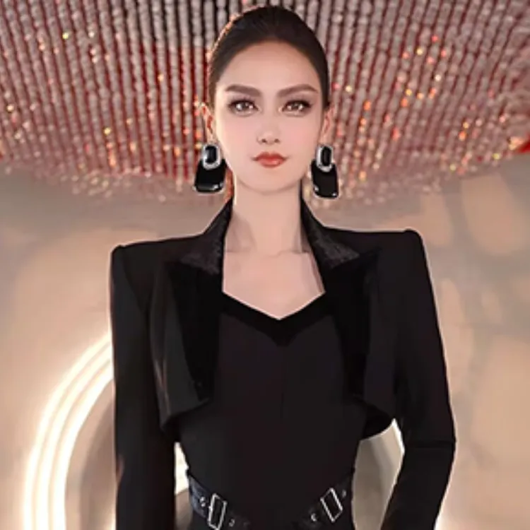 秋季设计感收腰连体裤外套两件套2025新款气质女王范短款西装套装