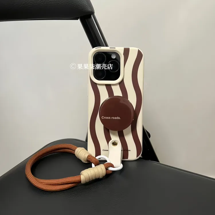 复古棕字母支架适用苹果16ProMax手机壳挂绳iPhone15腕带14防摔13