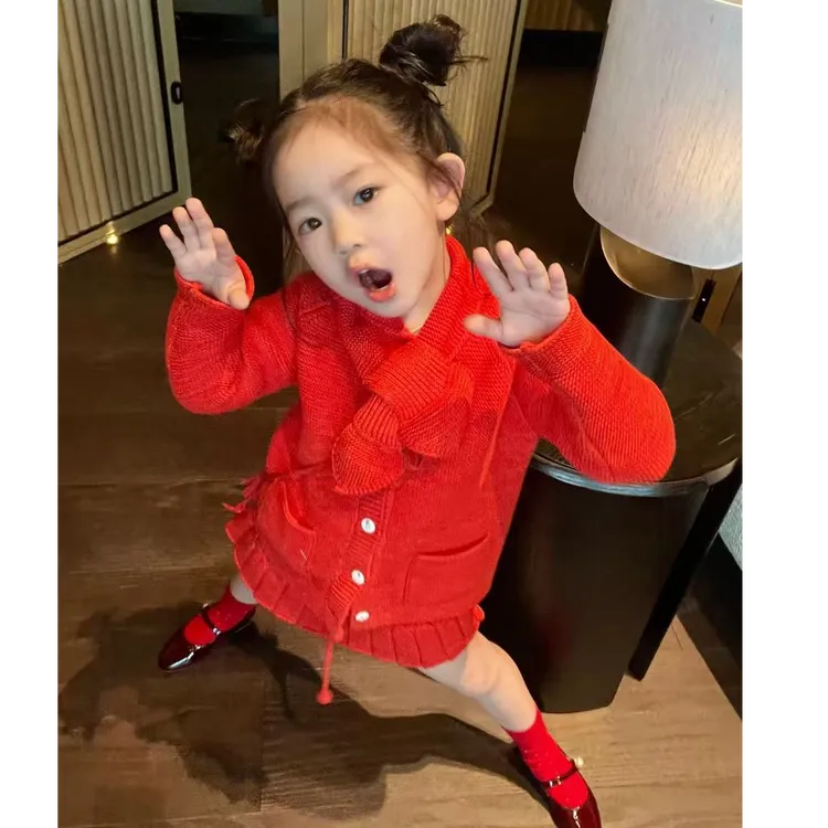 小思家冬季新款韩版复古女童新年红色针织上衣针织短裤时髦套装