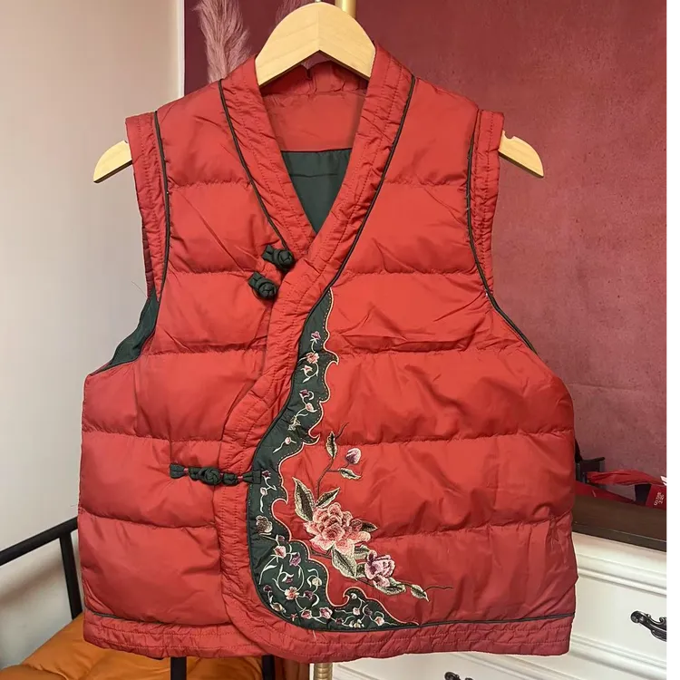 1《刺绣马甲》显瘦马甲 门襟刺绣马甲厚款