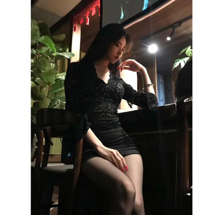 V领蕾丝长袖T恤女秋冬性感收腰修身显瘦打底上衣搭包臀半身裙套装