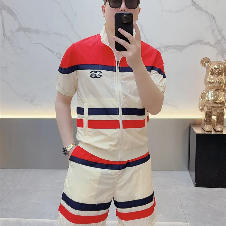 艾塞西隆比夏季个性拼色立领徽章套装男时尚修身短袖短裤两件套