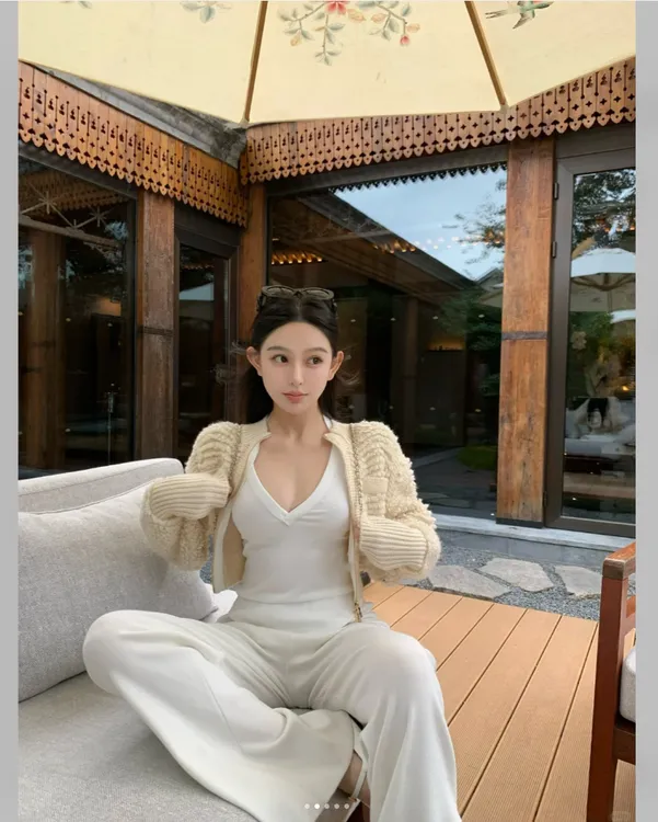 2025秋季新款气质修身短款毛呢外套+V领吊带背心+休闲阔腿裤+短裤