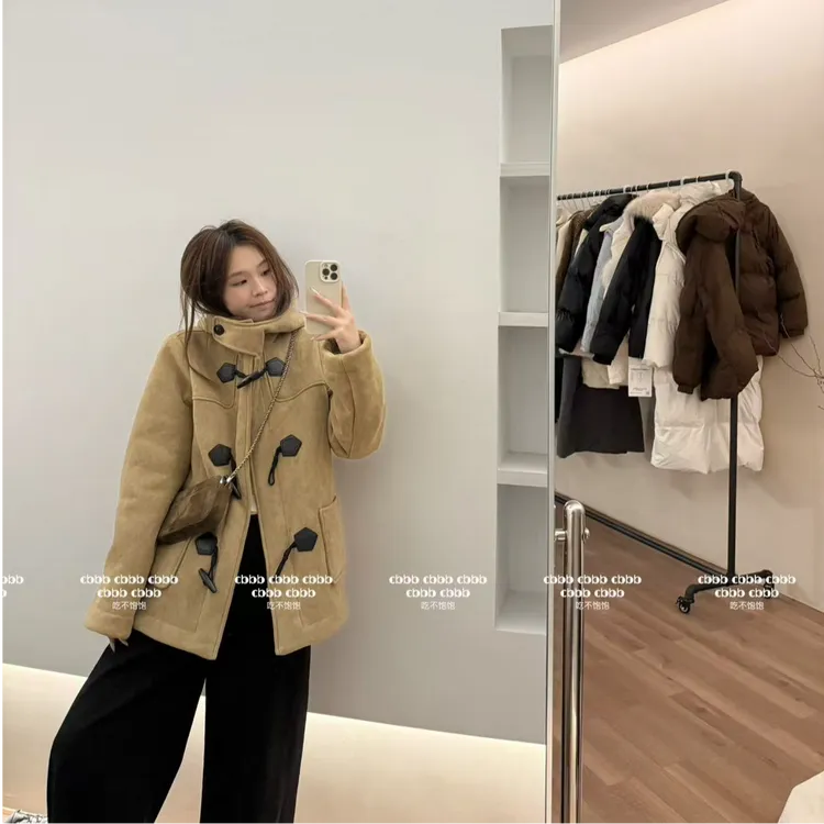 【吃不饱饱】大码 冬岁时计 麂皮牛角扣皮毛一体休闲毛毛外套1095