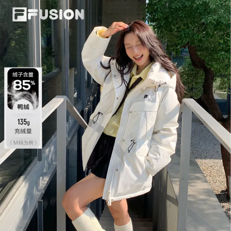 FILA FUSION斐乐中长款羽绒服女25冬宽松保暖连帽外套T11W545905F