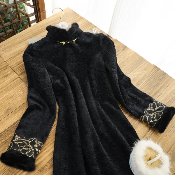 俏娘鱼黑色复古新中式保暖毛绒领旗袍女2025冬季新款上班穿年轻款