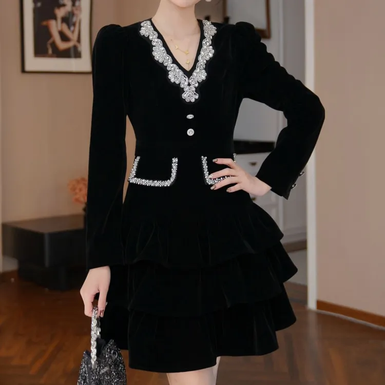 2025秋冬新品少女减龄风娃娃领收腰长袖修身钻饰连衣裙61350