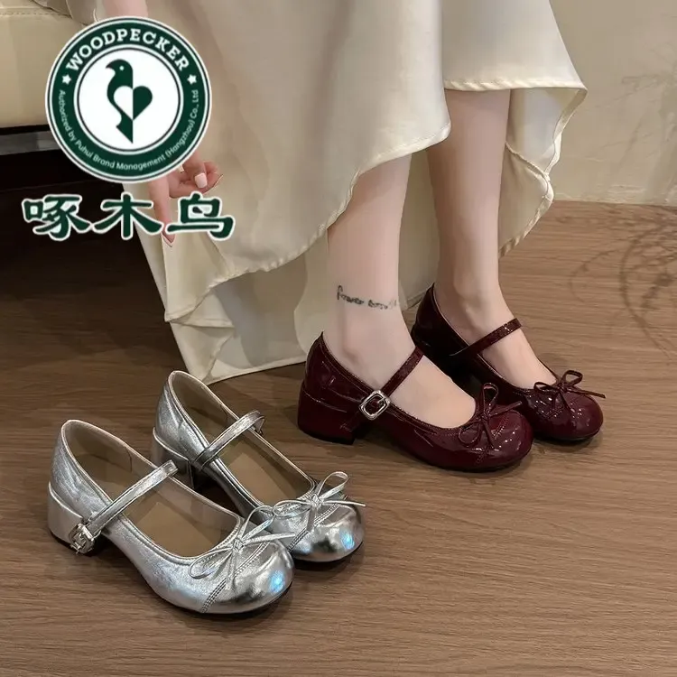 啄木鸟法式银色粗跟浅口单鞋女2025新款夏季配裙子JK高跟玛丽珍鞋