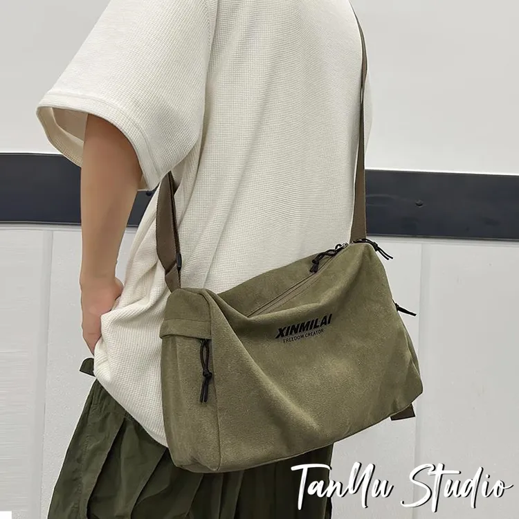 探屿潮牌斜挎包男款单肩包时尚大容量旅行运动健身包男休闲邮差包