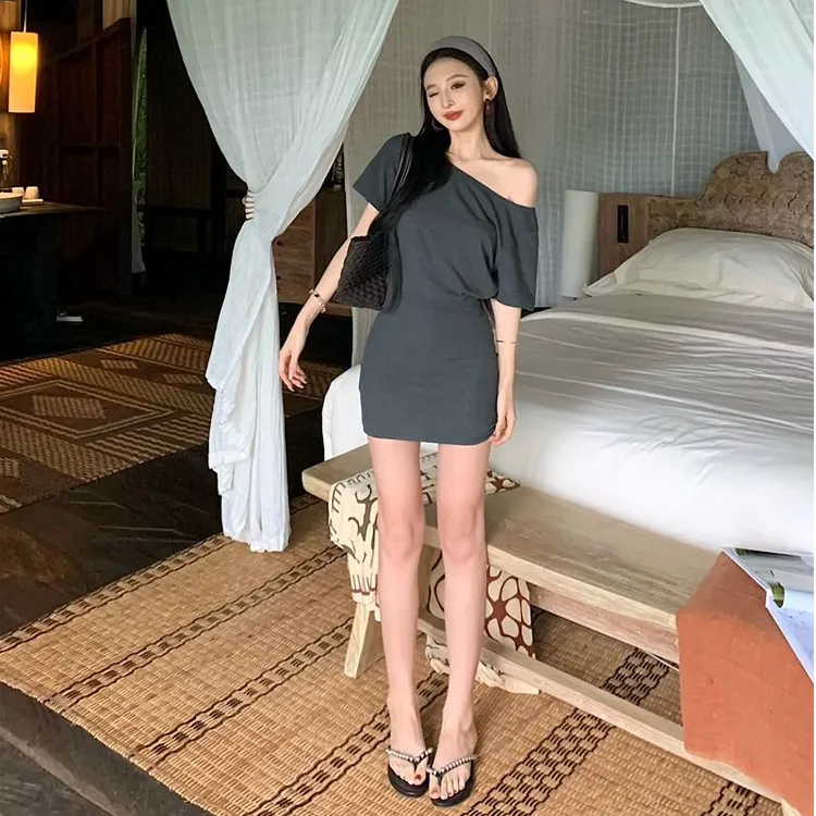 性感灰色斜肩短袖连衣裙女夏季2025新款辣妹气质收腰显瘦包臀短裙