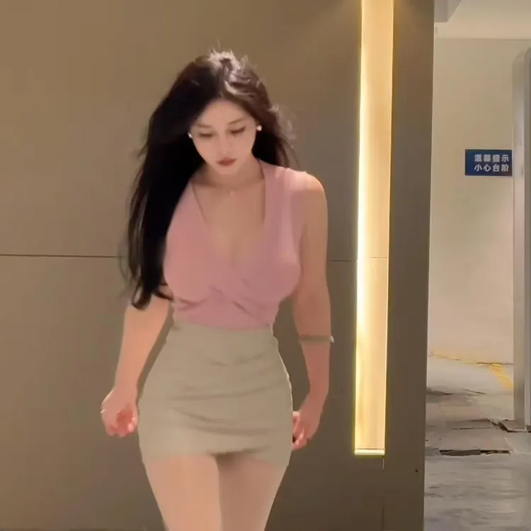 纯欲性感大V领显胸大无袖上衣女白色褶皱包臀短裙两件套