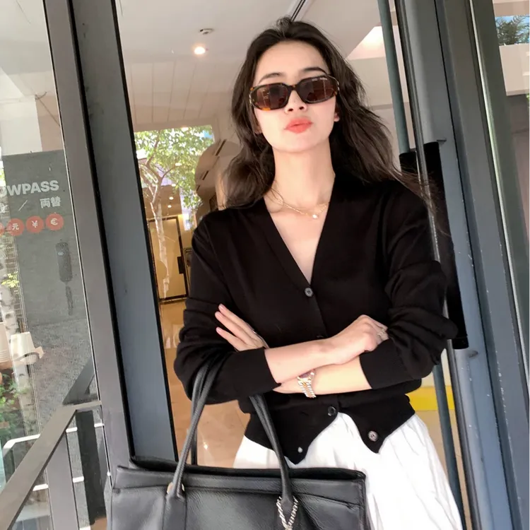 短款V领打底洋气漂亮显瘦长袖百搭甜美可爱风格衣服上衣