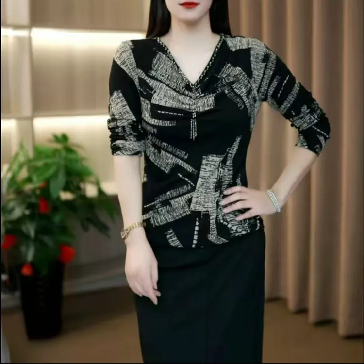  秋款订珠时尚长袖V领修身百搭气质显瘦宽松打底衫洋气T恤上衣35