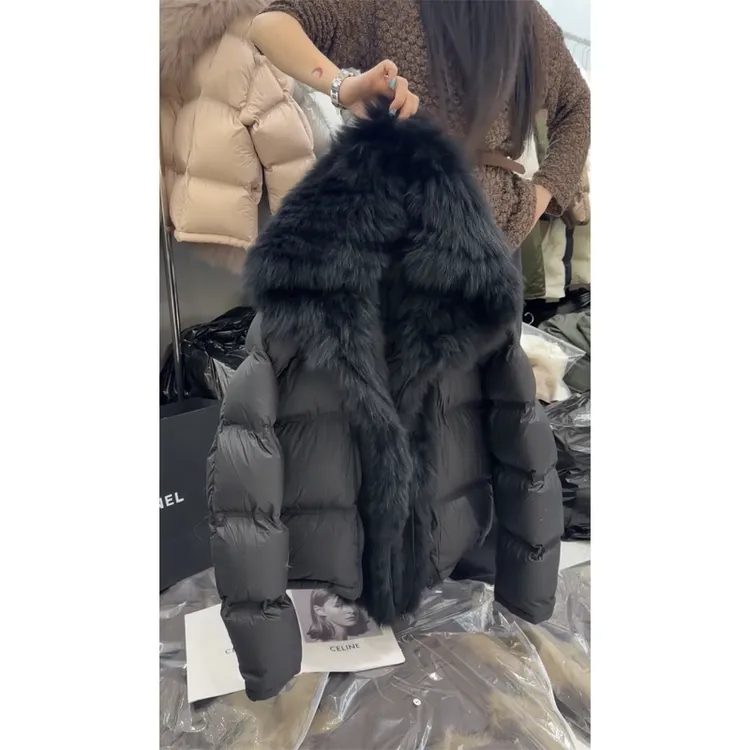 韩版设计感毛毛连帽羽绒服女2025冬季高端欧货大大毛领加厚短外套