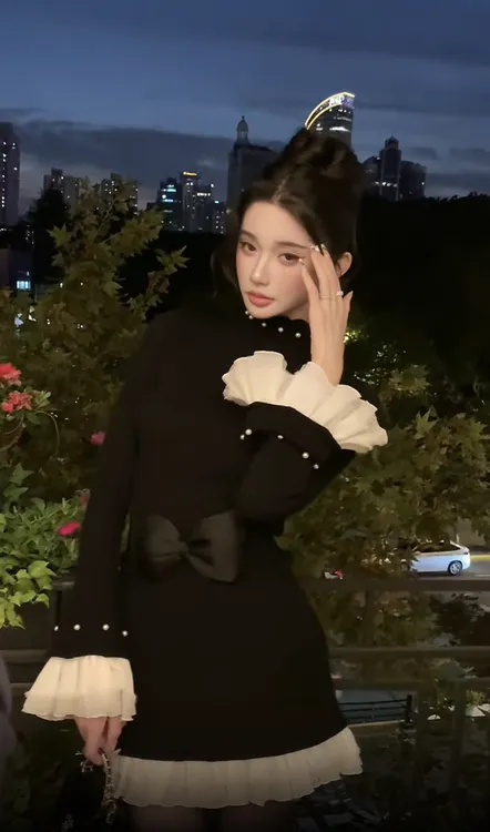 法式富家千金风黑色高领连衣裙女秋冬新款蝴蝶结收腰显瘦拼接裙子