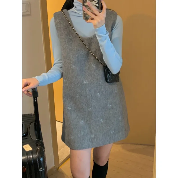 法式减龄甜美蝴蝶结刺绣无袖背心连衣裙女秋季新款半高领内搭上衣