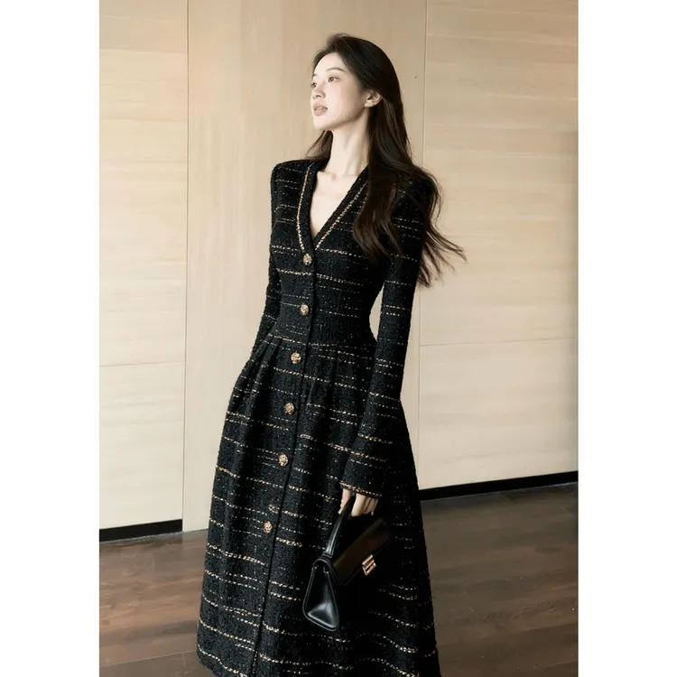 2025年秋冬新款巨好看富家千金miu系黑色小香风气质v领连衣裙女潮