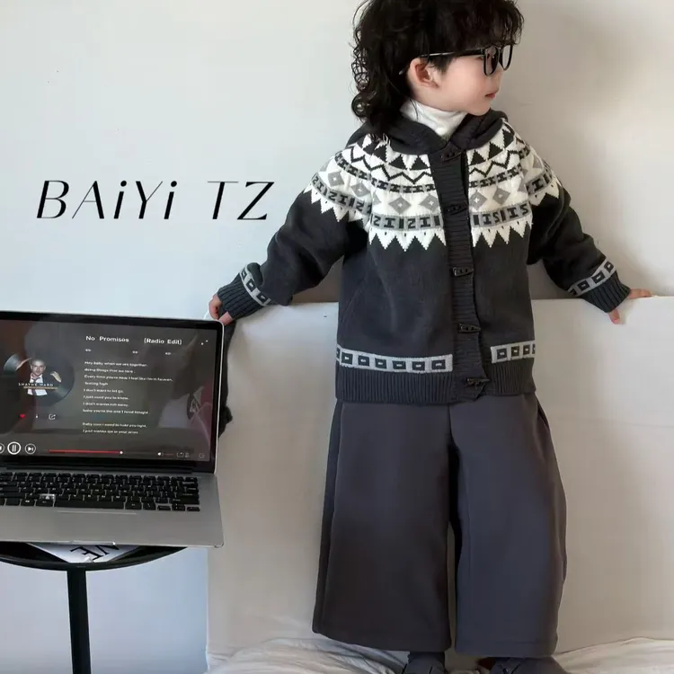 儿童冬季加厚套装2025新款冬季加厚连帽撞色毛衣韩版百搭呢子裤套