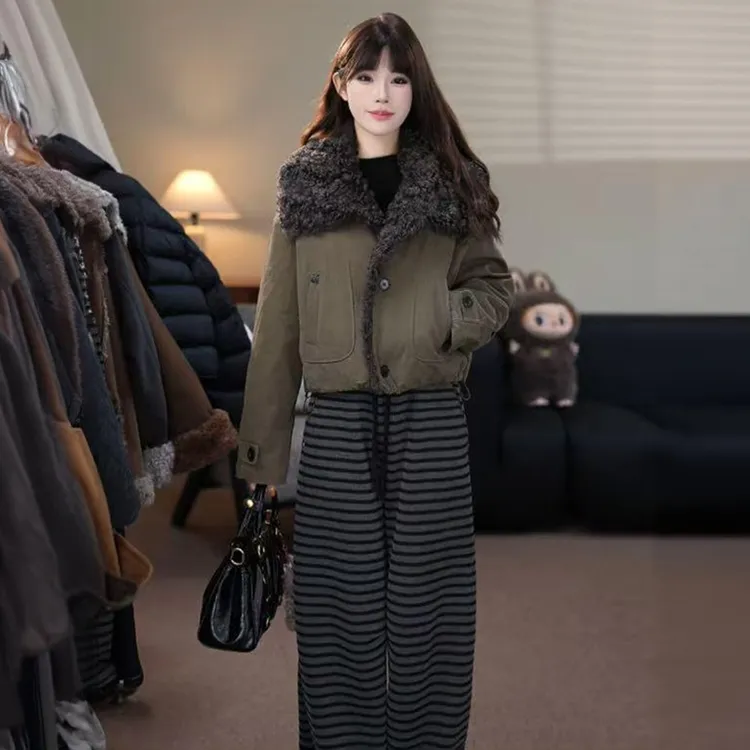 拉夏贝尔时尚百搭显瘦短款冬季新款韩版宽松洋气羊羔毛领外套