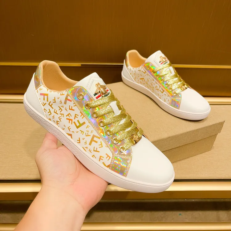 轻奢男士刺绣小蜜蜂印花夏季休闲风圆头百搭修面皮休闲板鞋潮鞋