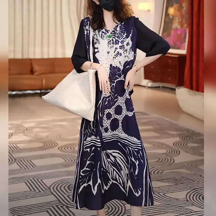 轻奢复古印花v领宽松连衣裙2025夏季新款大裙摆微胖m显瘦宽松裙子