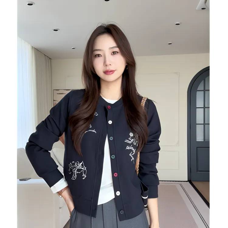 【余欢欢】秋季简约休闲彩扣刺绣圆领外套-YHW50749