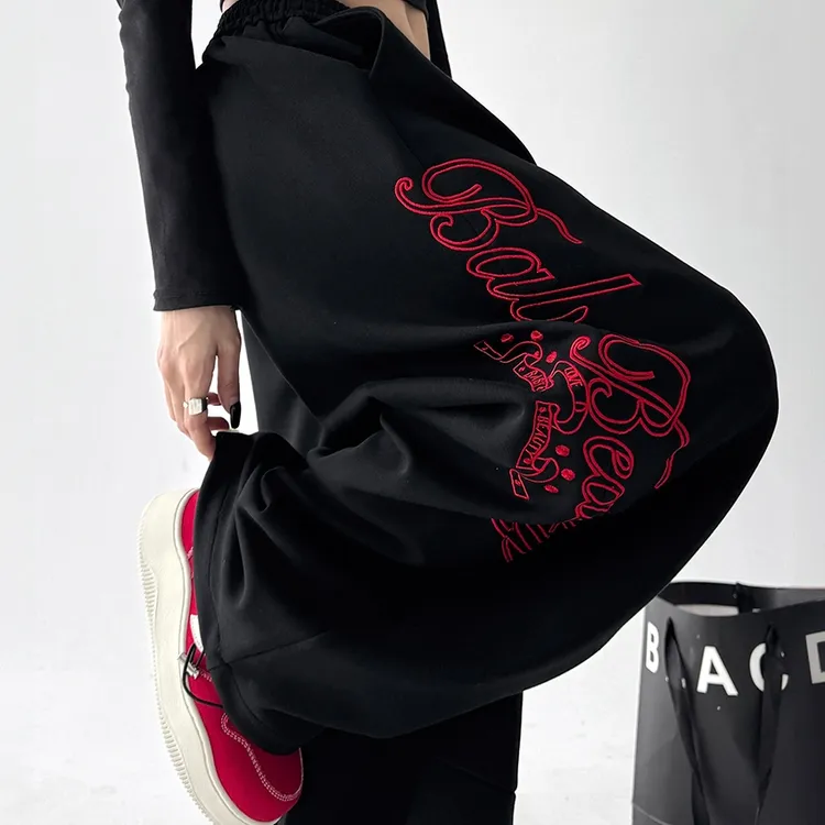 2025秋冬新款重工字母刺绣运动卫裤女韩版宽松时尚气质红色阔腿裤